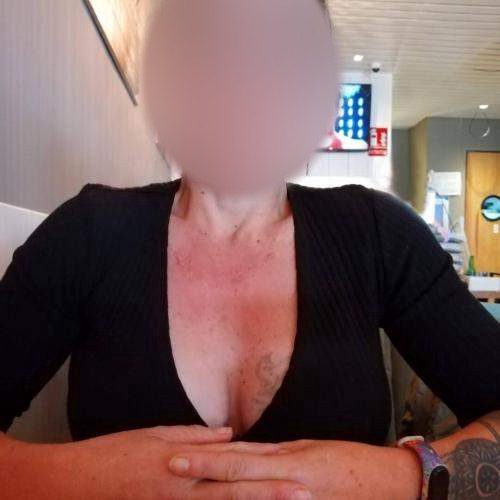 Sexuelle Begegnung mit einer Cougar mit großen Brüsten, Velden
